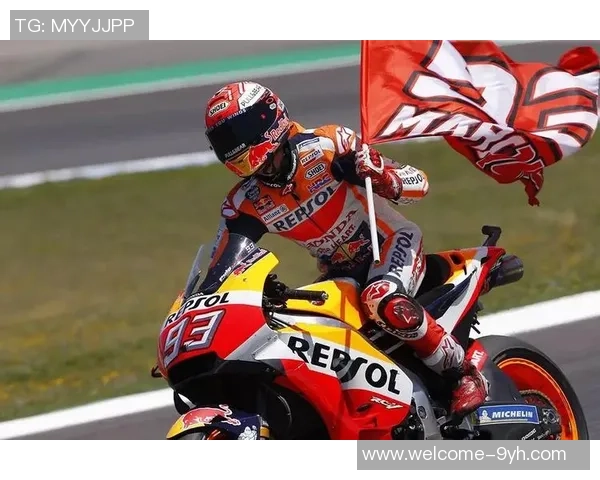 足球场上的意外碰撞路人遭遇意外挑战引发热议与反思